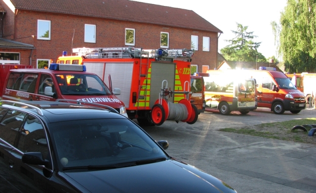 Einsatzkräfte auf dem Schulhof