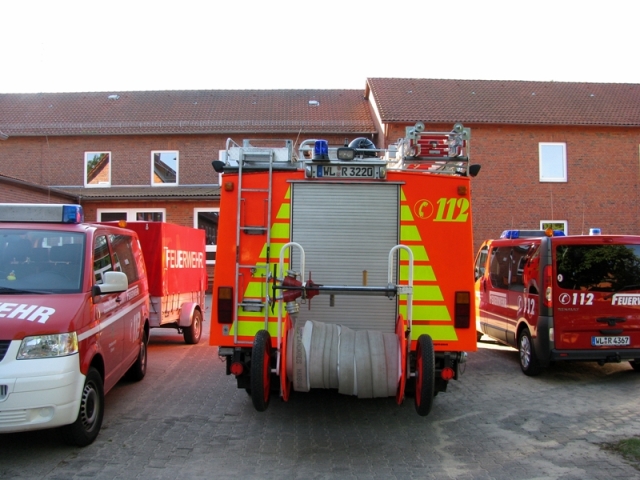 Einsatzkräfte auf dem Schulhof