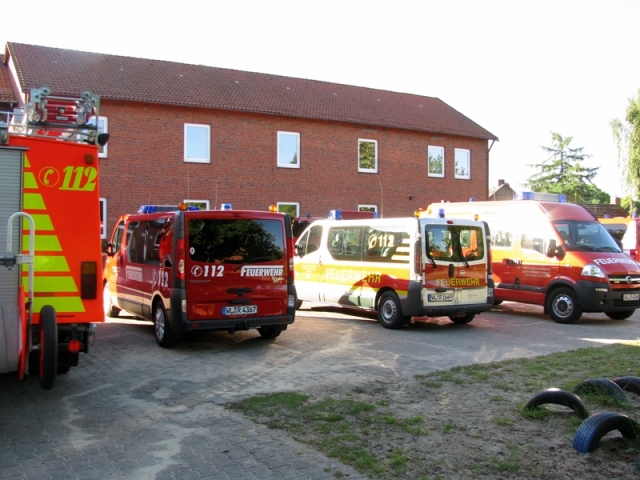 Einsatzkräfte auf dem Schulhof