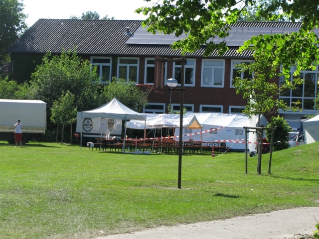 Einsatzkräfte auf dem Schulhof