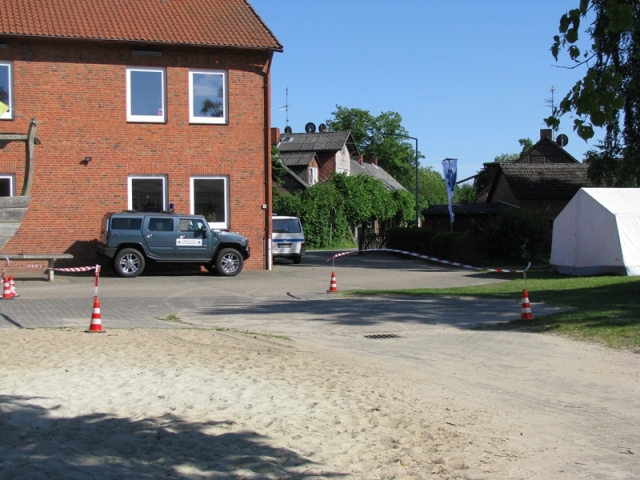 Einsatzkräfte auf dem Schulhof