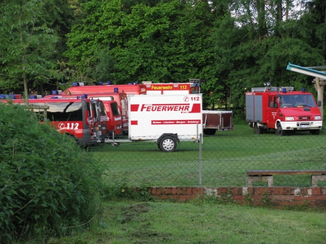 Einsatzkräfte auf dem Schulhof