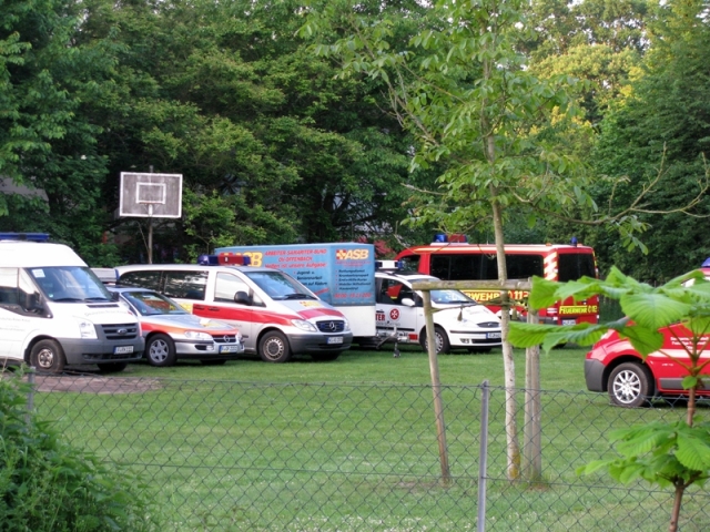 Einsatzkräfte auf dem Schulhof