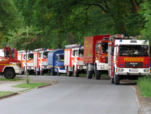 Einsatzkräfte auf dem Schulhof