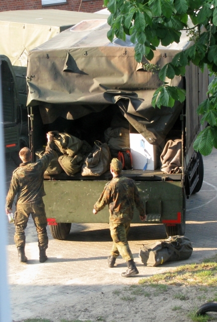 Einsatzkräfte auf dem Schulhof