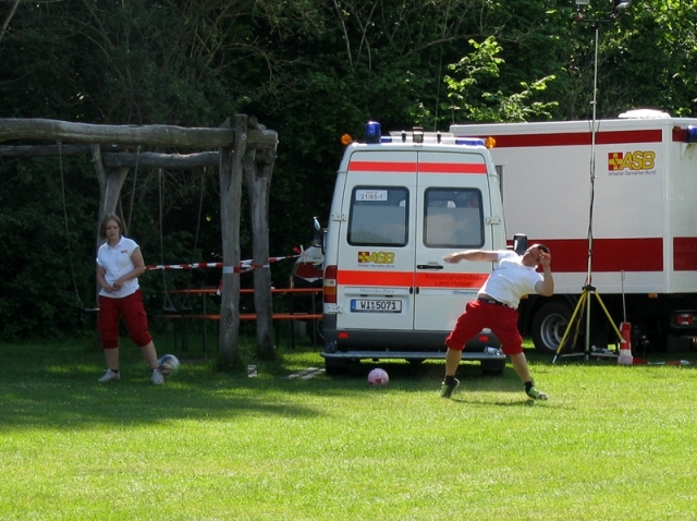 Einsatzkräfte auf dem Schulhof