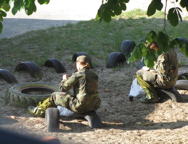 Einsatzkräfte auf dem Schulhof