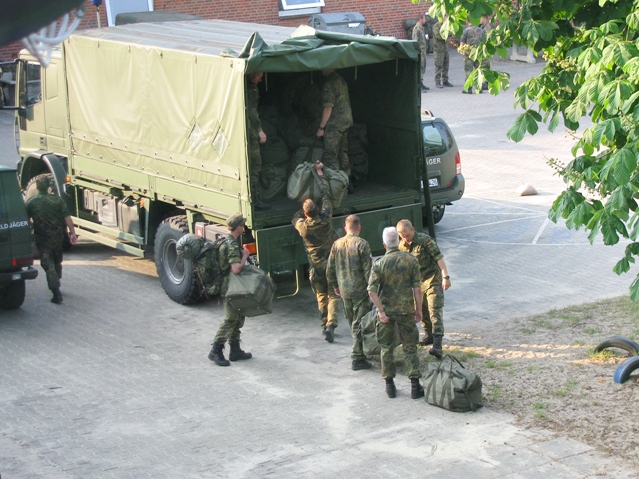 Einsatzkräfte auf dem Schulhof