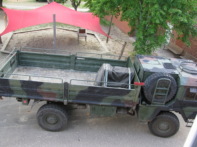 Einsatzkräfte auf dem Schulhof